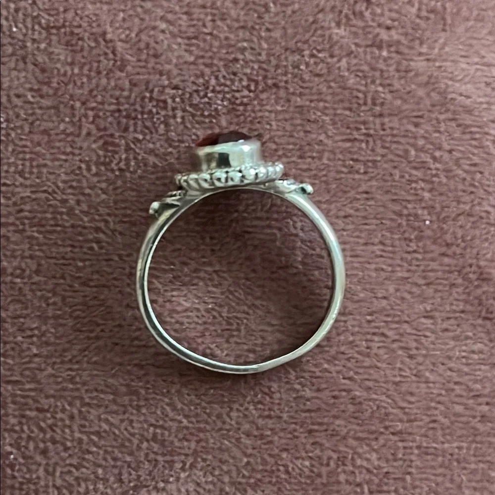 Elegant Sterling Silver and Garnet Gemstone Ring size 8 - Picture 4 of 4